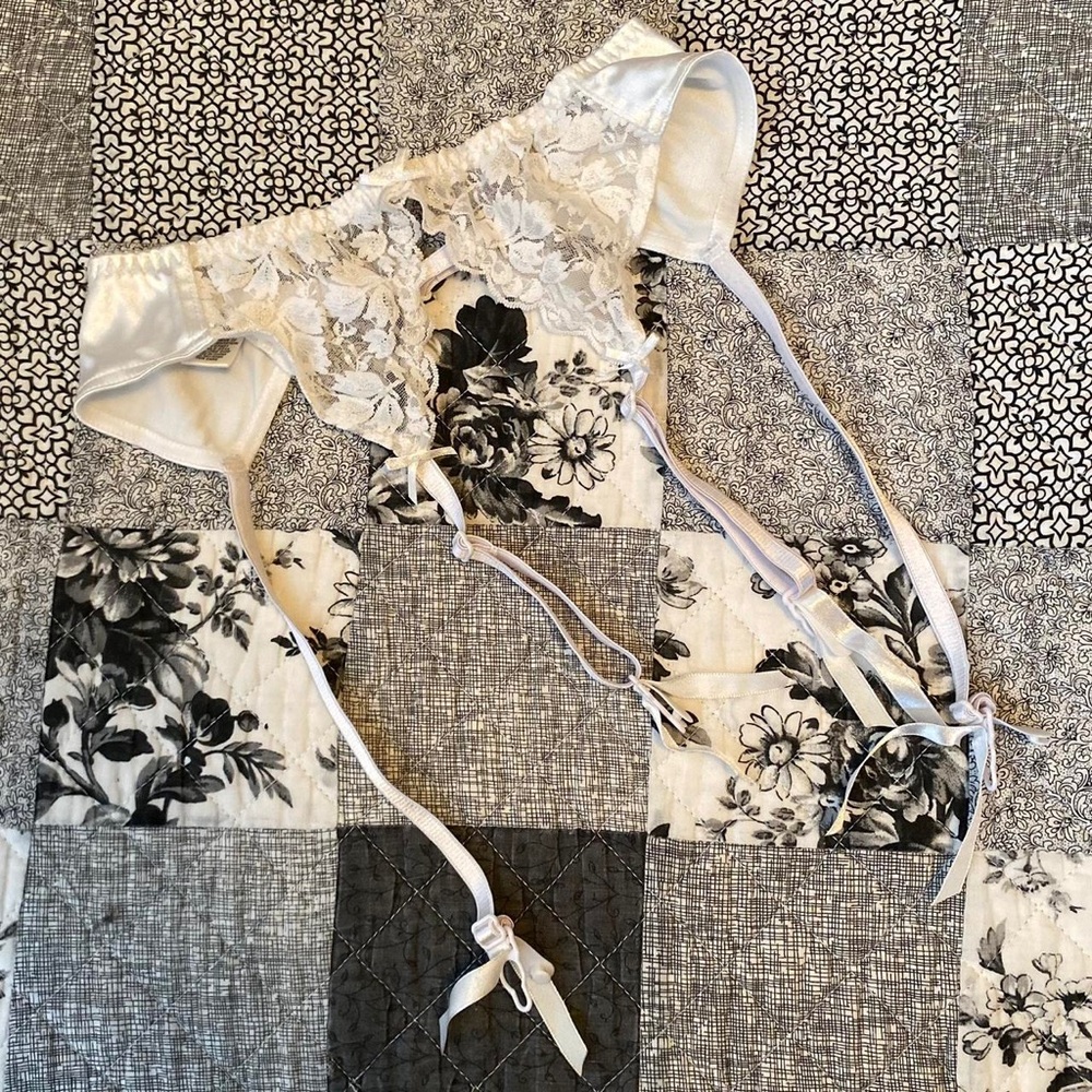 elegant white lace garter belt with ribbons and bows — one size